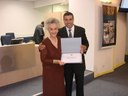 Ver. Marcos Sansão entrega diploma à Sra Lilia Carvalho Dias, Presidente de Honra da FUNGOTAC
