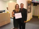 Ver. Valdir Sementile entrega diploma à Sra Mª Helena Policelli, representando Sra Gláucia Carneiro
