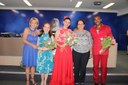 Vereadoras entregam flores aos dançarinos Vanessa, Mônica e Elder