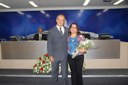 Ver. Jonei Eiras entrega flores à presidente do Conselho Municipal do Idoso