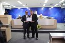 (à dir.)Sr. Júlio César de Freitas é homenageado pelo Ver. Marcelo Heitor da Silva.
