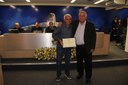 (à esq.) Sr. Rubens Florentino de Oliveira é homenageado pelo Ver. Álvaro A. Cagnani
