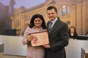 Vereador Tiago Cavelagna e a homenageada Sra. Roseli Leonardo Figueiredo
