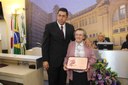 Vereador Flávio Henrique Faria e a homenageada Sra. Alzira Naldoni Campos

