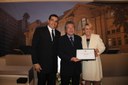 Ver. Marcos Sansão entrega diploma ao Sr. Arnaldo Sato