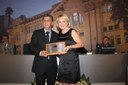 Ver. Regina Cioffi entrega placa comemorativa ao Sr. Paulo Molinari, presidente da TV Poços
