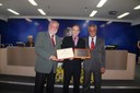 O Idealizador do ENAF, Sebastião José Paulino(centro) recebe diploma e placa comemorativa
