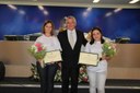 Ver. Rogério M. Carrilo e as homenageadas Erica Viviani de M. Silva e Maria Neli de Assis