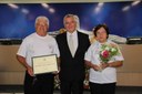 Ver. Rogério Carrilo e os homenageados Miguel Moraes e Maria Aparecida Fonseca Moraes