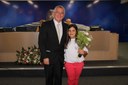 Ver Rogério Carrilo entrega flores a Alice,em agradecimento pelas apresentações musicais
