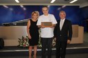 Ver Regina Cioffi e Ver Rogério Carrilo entregam uma placa comemorativa pelos 50 anos da Paróquia