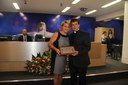 Ver. Regina Cioffi entrega uma placa comemorativa ao Pe José Maria de Oliveira
