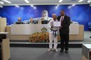 Prof. Fábio Ferreira Sales recebe diploma em agradecimento pela apresentação do Jiu Jitsu Esportivo.