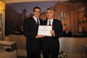 Ver. Marcos Tadeu de Moraes Sala Sansão (à esq.) entrega diploma ao homenageado,Sr. Rubens Marcondes Sarti
