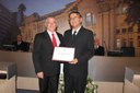 Ver. Rogério Macedo Carrilo(à esq.) entrega diploma ao homenageado, Sr. Lázaro Emanuel Franco Salles
