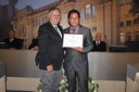 Ver. Valdir Sementile(à esq.) entrega diploma ao homenageado, Sr. ?nio Henrique Prado
