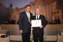 Ver. Flávio Henrique Faria(à esq.) entrega diploma ao homenageado, Sr. Édio Basso

