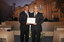 Ver. Joaquim S. Alves(à esq.) entrega diploma ao homenageado, Sr. Luiz Antônio Gaiga
