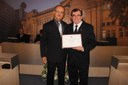 Ver. Jonei Leandro Eiras(à esq.) entrega diploma ao homenageado, Sr. Flávio Franco
