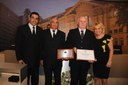 Ver. Marcos Sansão faz a entrega de um Diploma ao Sr. Marco A. Melo e ao Sr. José Osvaldo Marcondes

