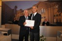 Ver. Luis Carlos Pena e Silva(à esq.) entrega diploma ao homenageado, Sr. Waldir Miguel
