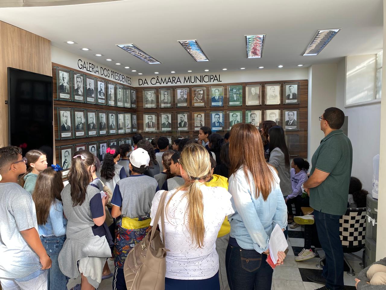 Alunos de escolas municipais visitam a Câmara