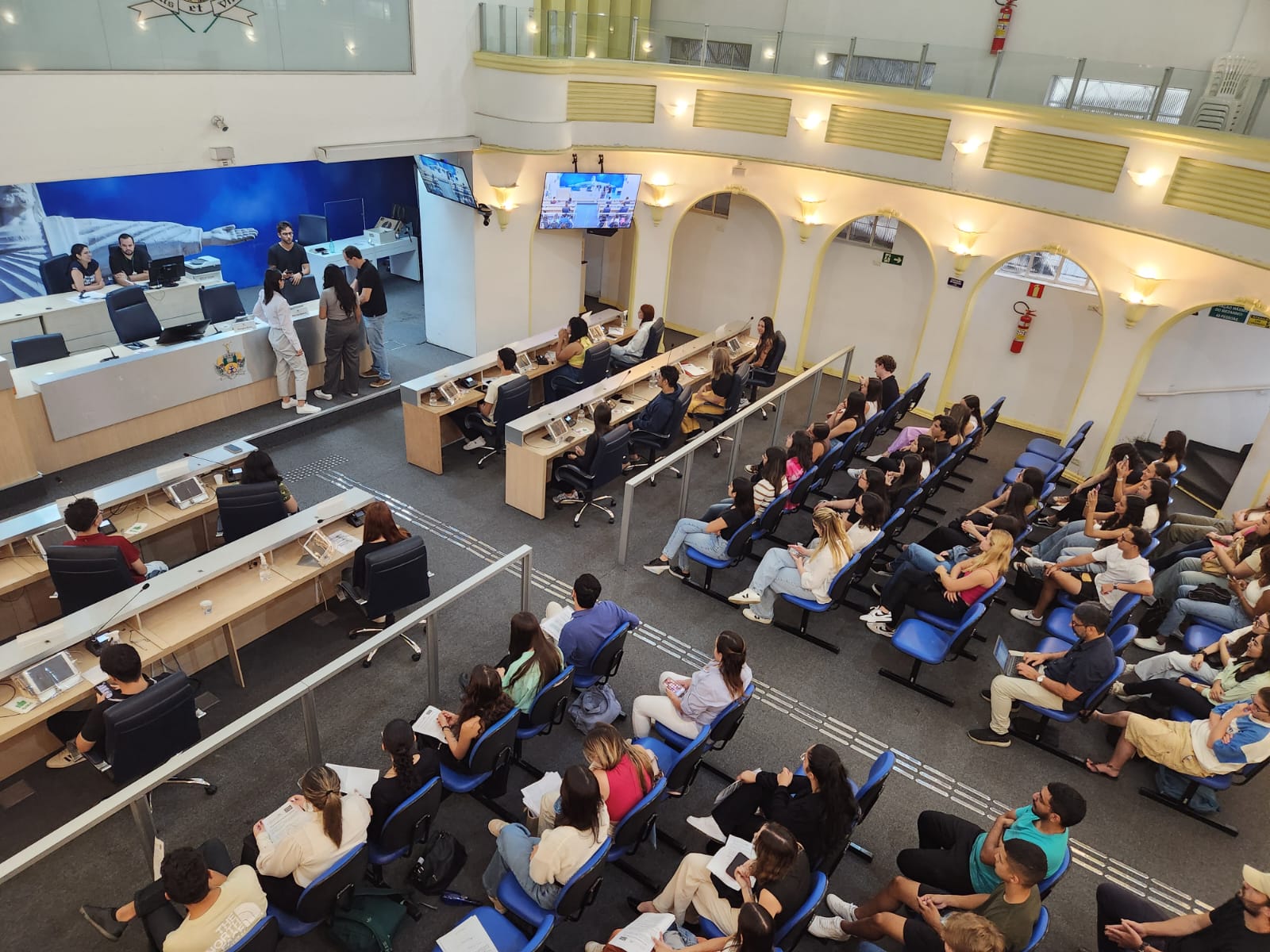 Alunos do curso de Direito da PUC Poços visitam a Câmara