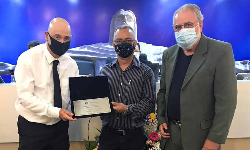 Banda Maestro Azevedo recebe homenagem dos vereadores