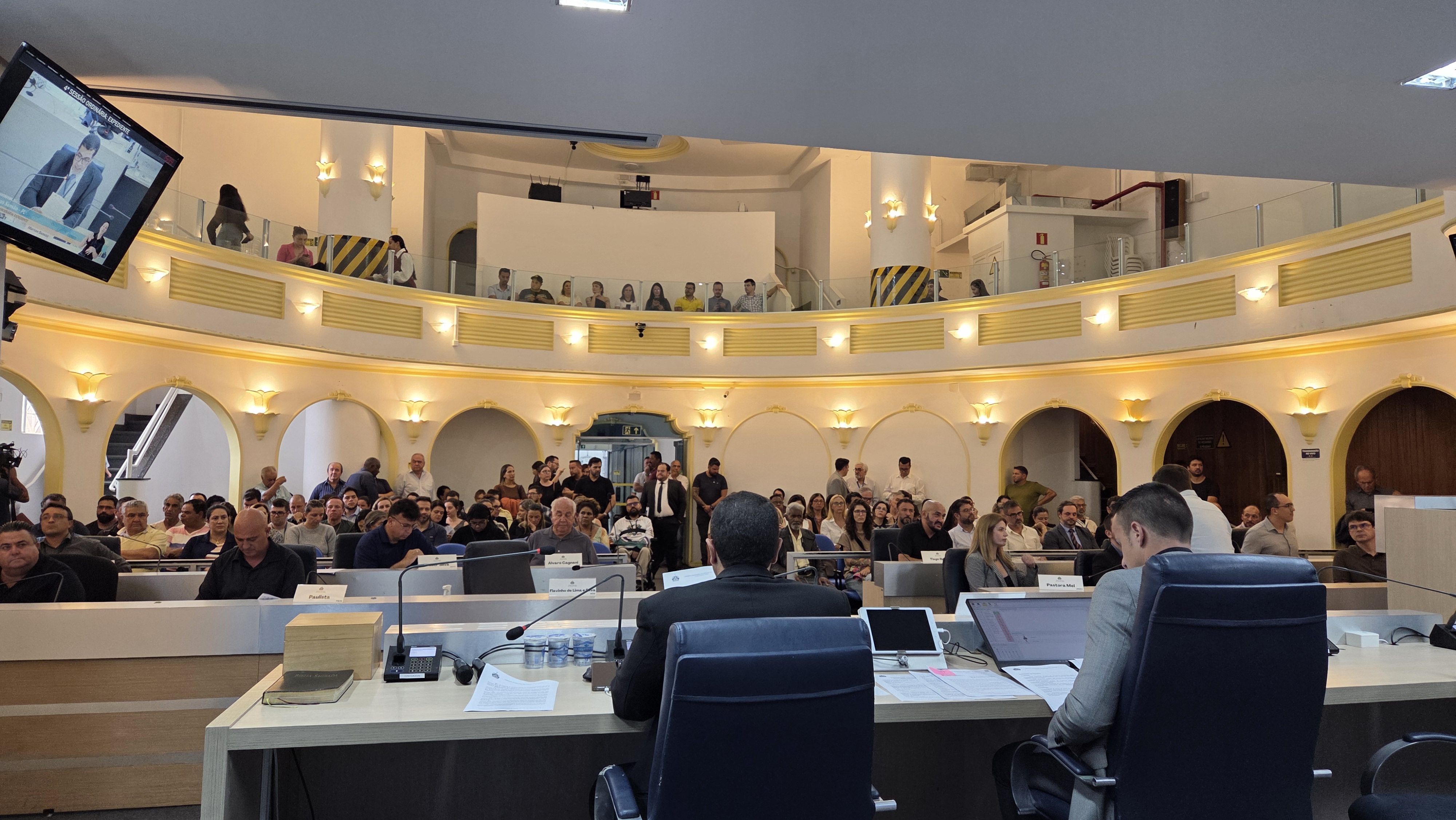 Câmara acolhe denúncia contra prefeito municipal e institui comissão processante