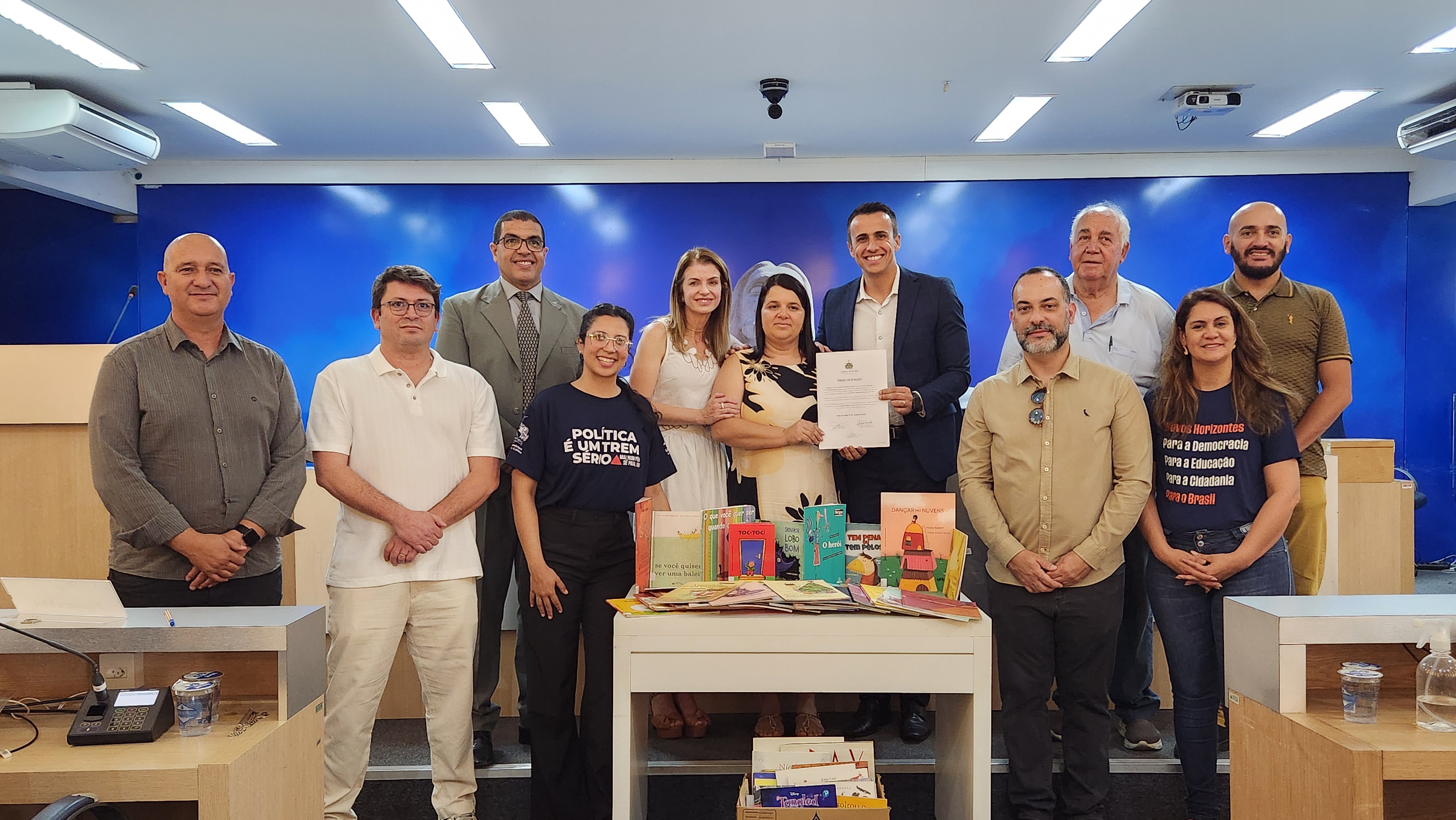 Câmara de Poços faz doação de livros infantis ao Programa Municipal da Juventude