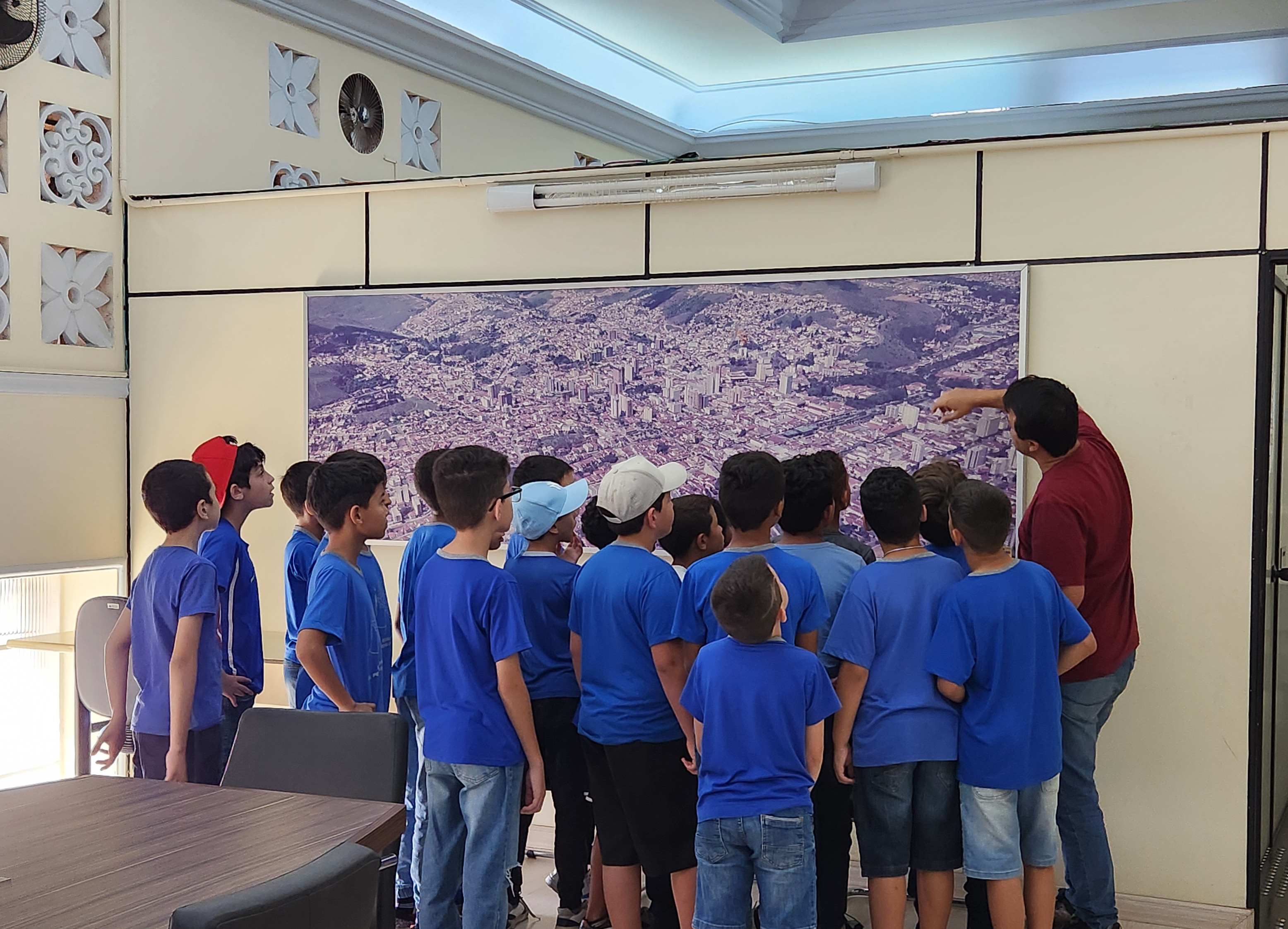 Câmara em Visita recebe alunos da Escola Municipal Dr. Pedro Afonso Junqueira