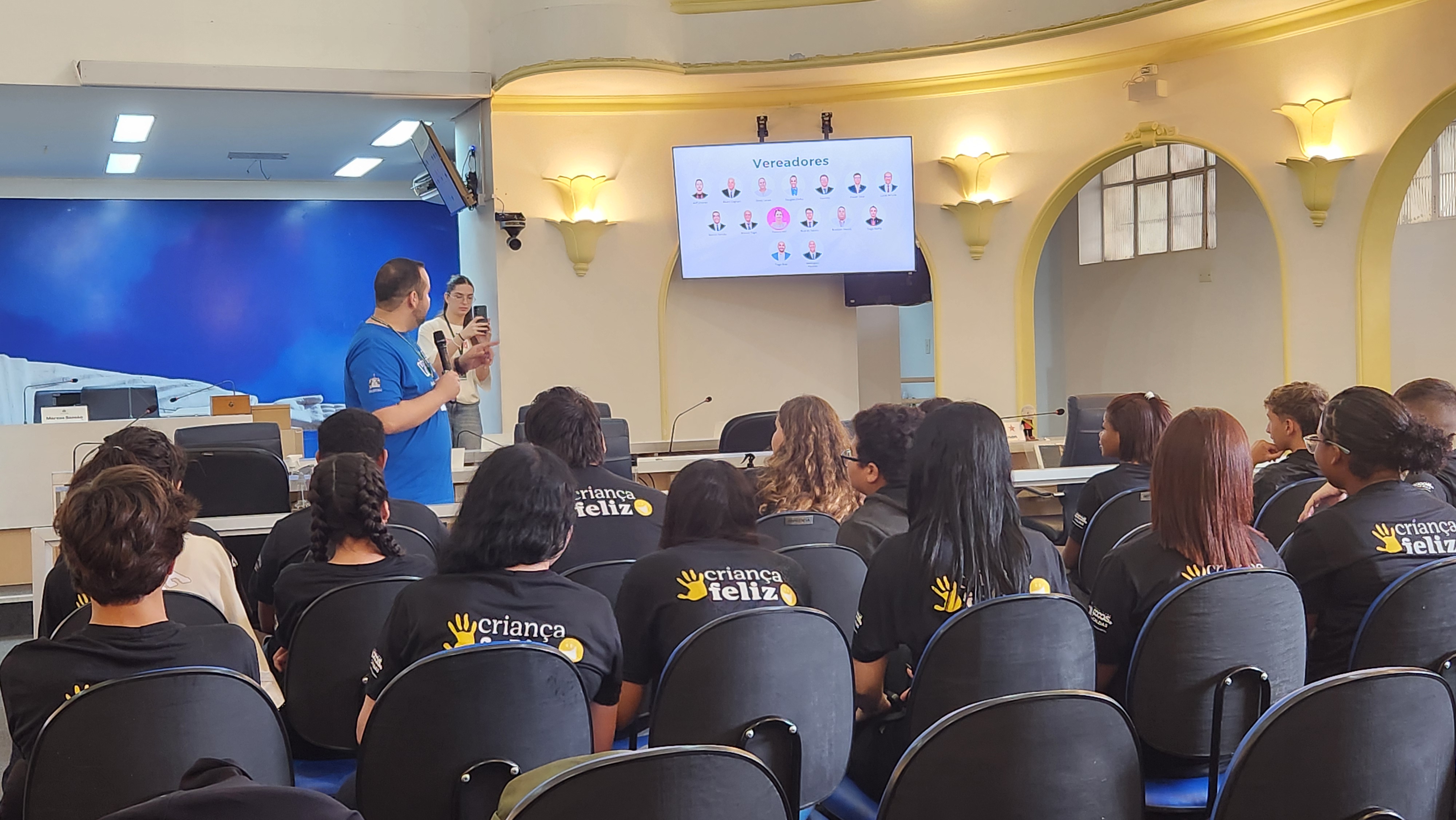 Câmara em Visita recebe jovens e mulheres do Poços Promove