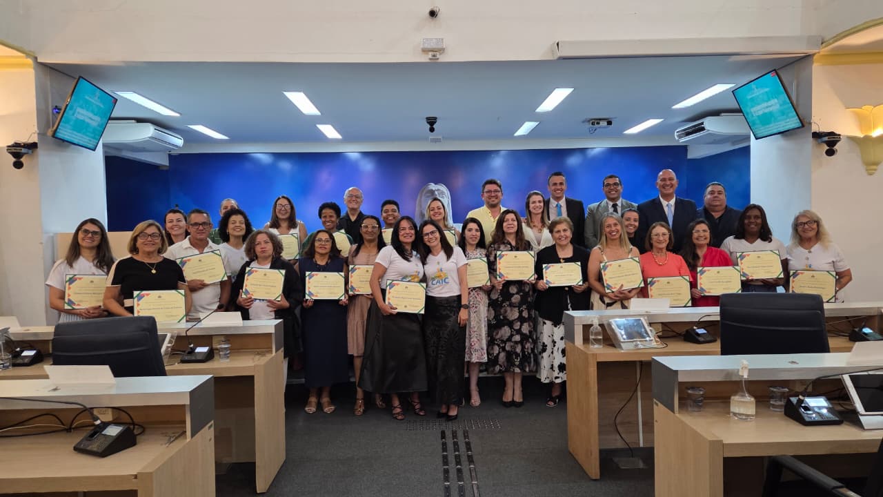 Câmara homenageia 30 anos da Escola Municipal Professor Arino Ferreira Pinto — CAIC