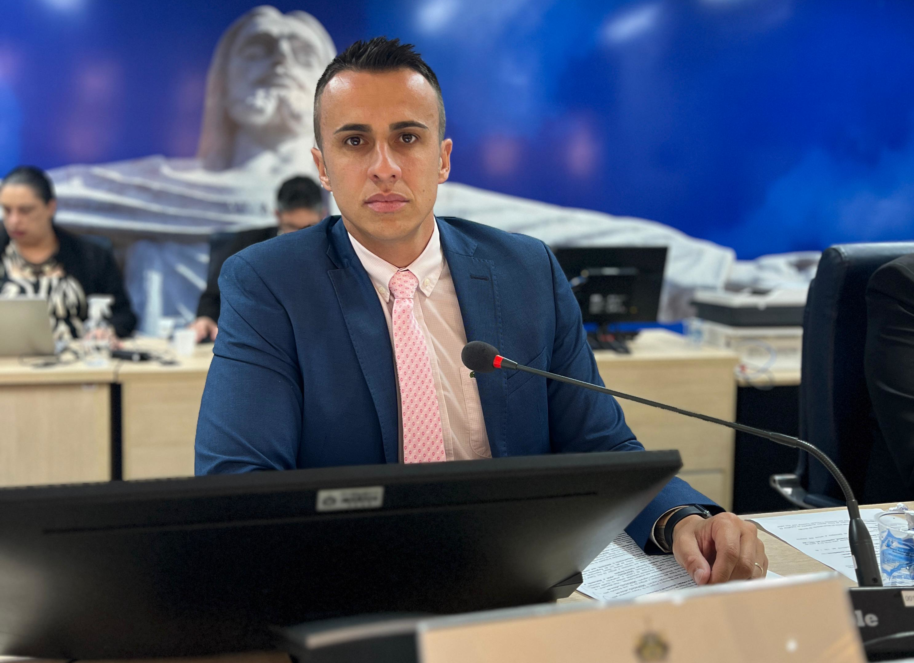 Dofu apresenta requerimento sobre divulgação de interdições de vias no município