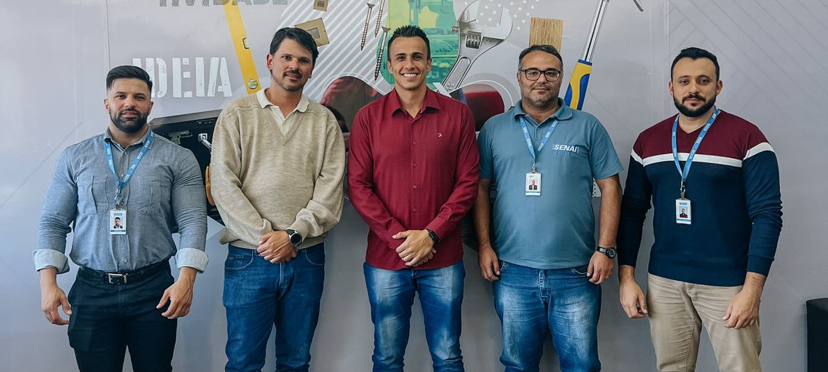 Douglas Dofu conhece projeto do SESI que visa incorporar oficina de robótica nas escolas públicas