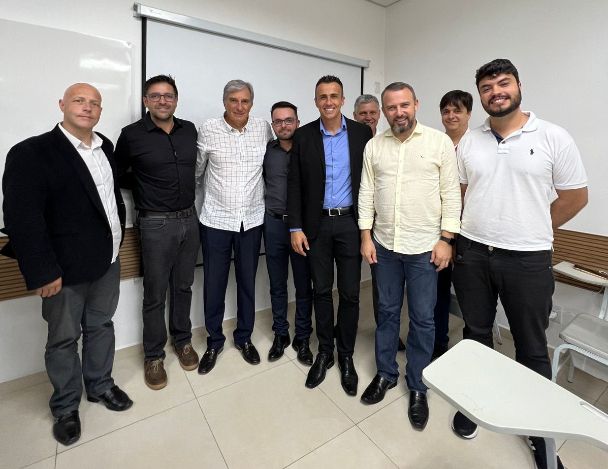Douglas Dofu participa de reunião em Pouso Alegre com deputados e gestores de hospitais