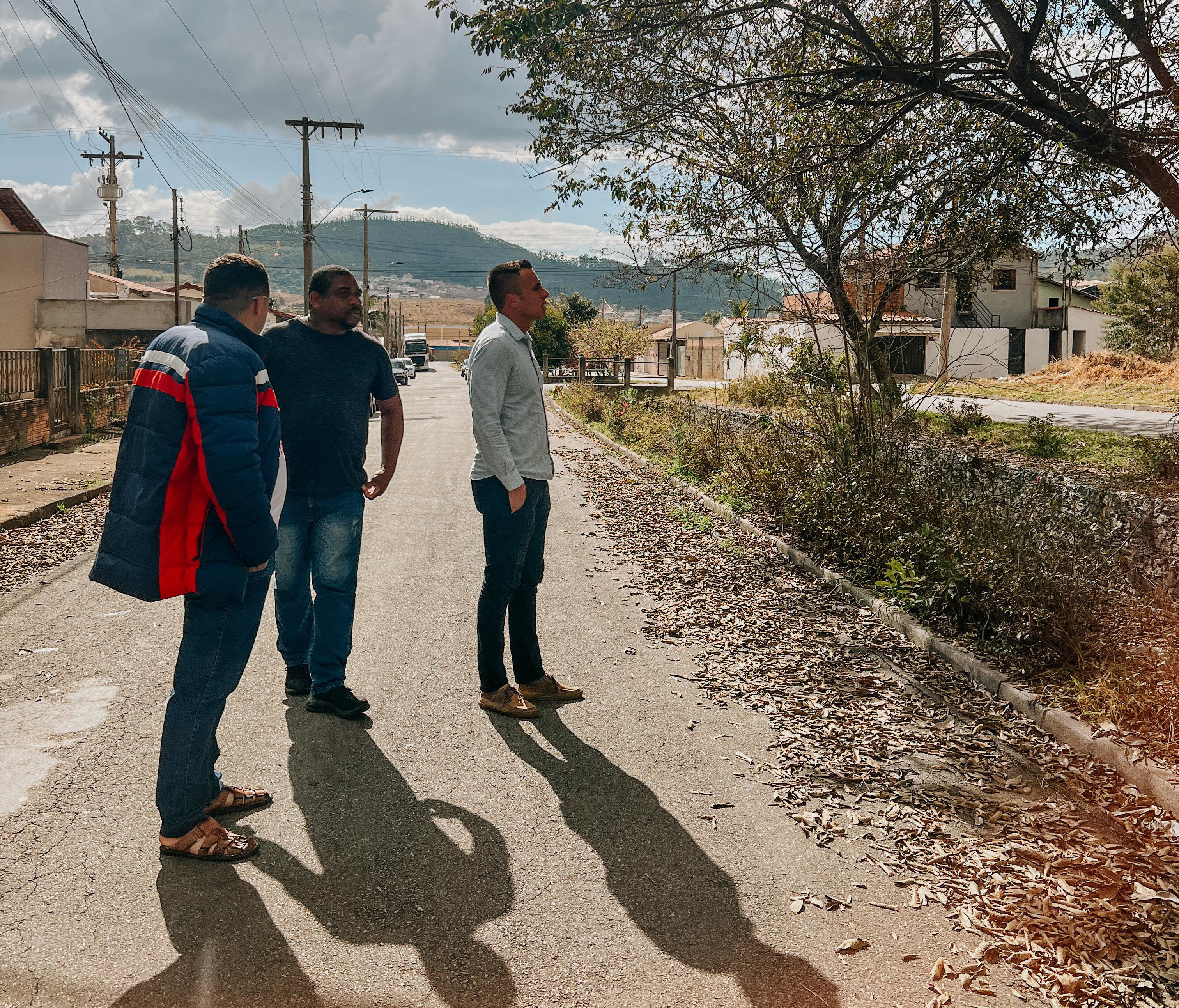 Douglas Dofu solicita informações sobre asfaltamento no Jardim Kennedy e gestão da frota municipal