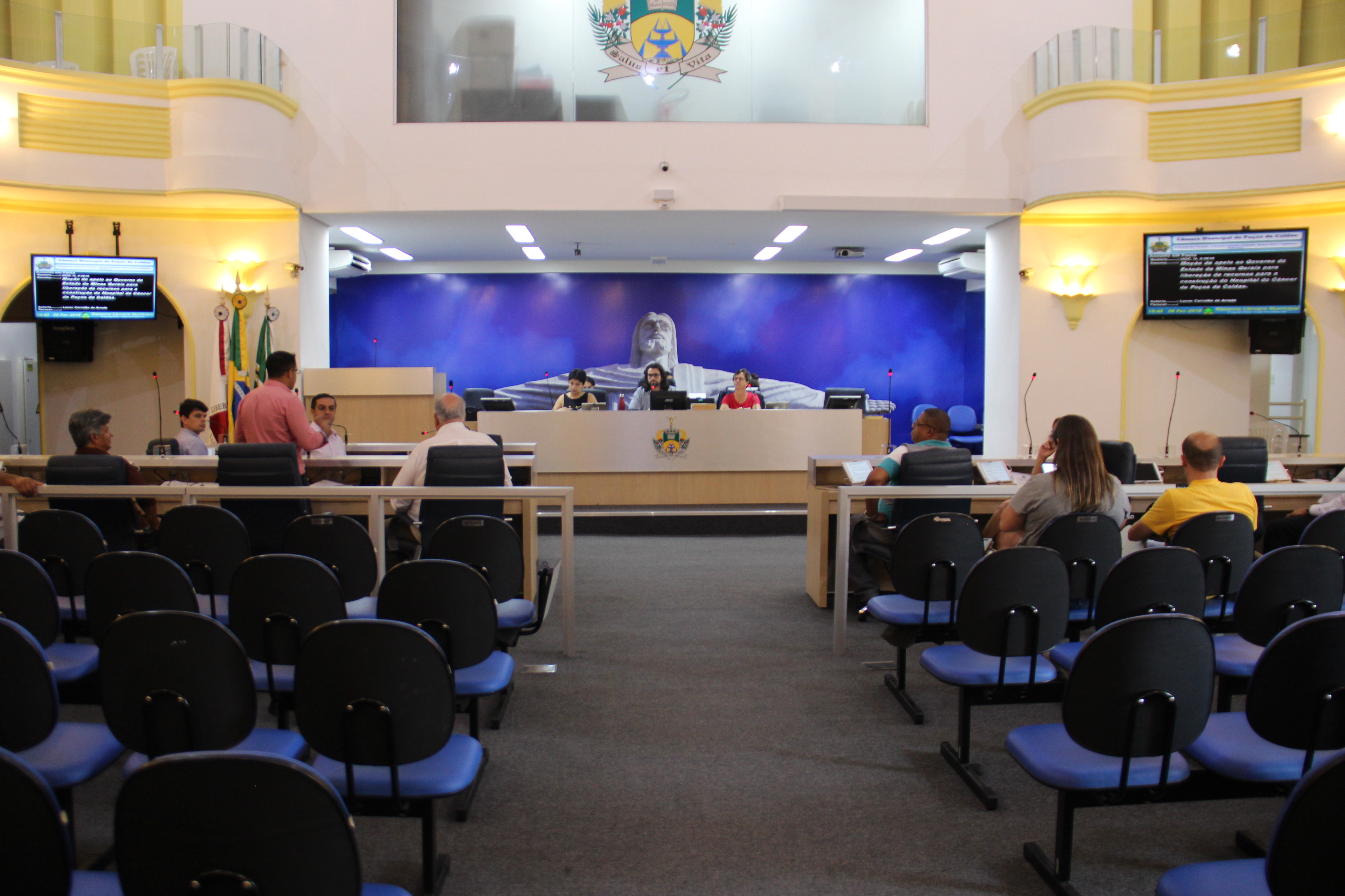 Em sessão extraordinária, Câmara aprova ato que suspende todas as atividades presenciais