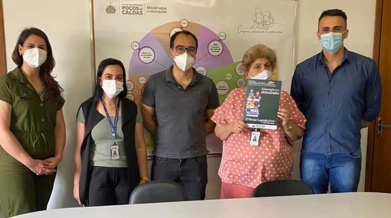 Escola do Legislativo de Poços lança cartilha para alunos em fase de alfabetização