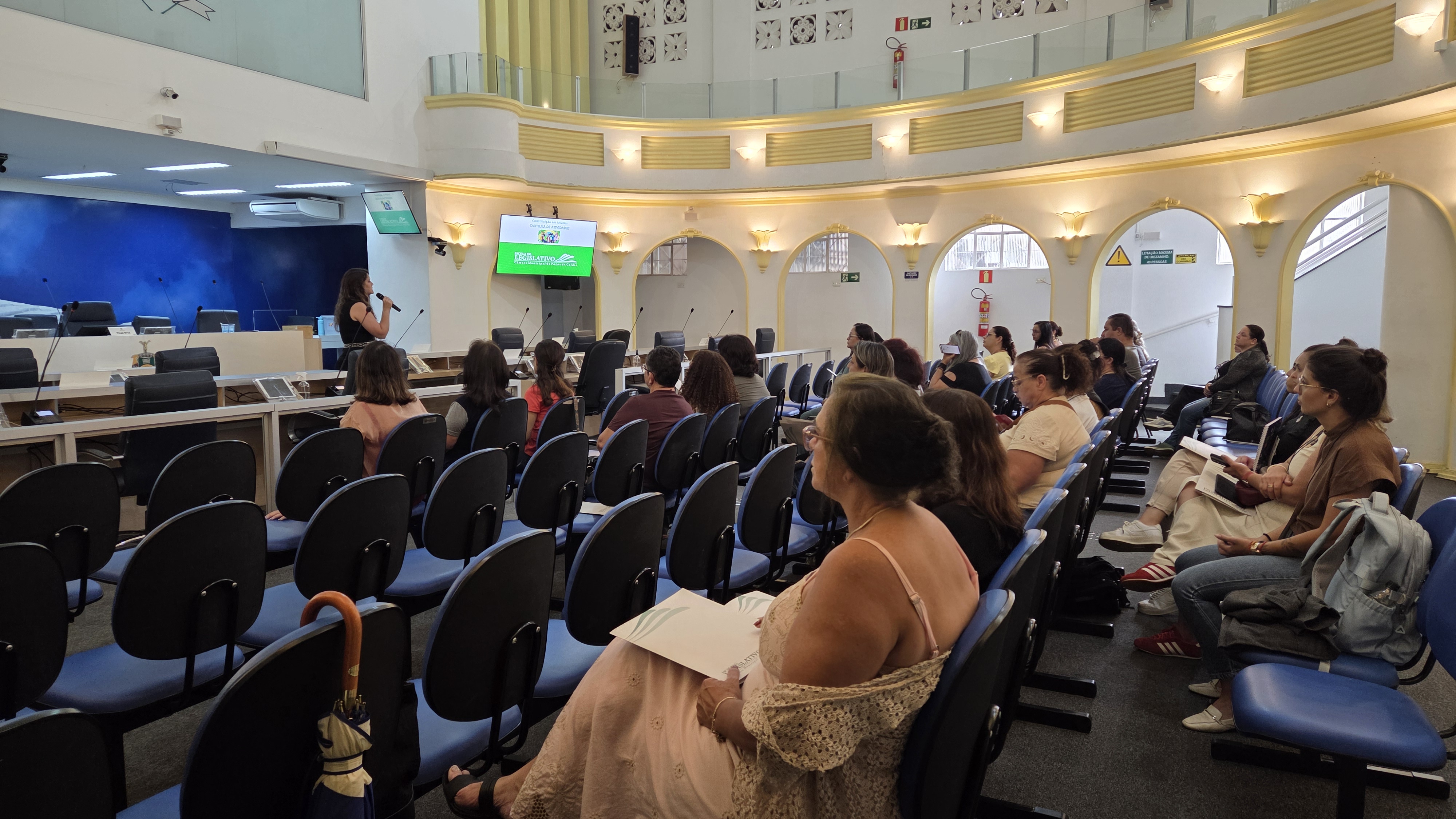 Escola do Legislativo entrega Cartilha da Constituição em Miúdos para escolas da rede municipal