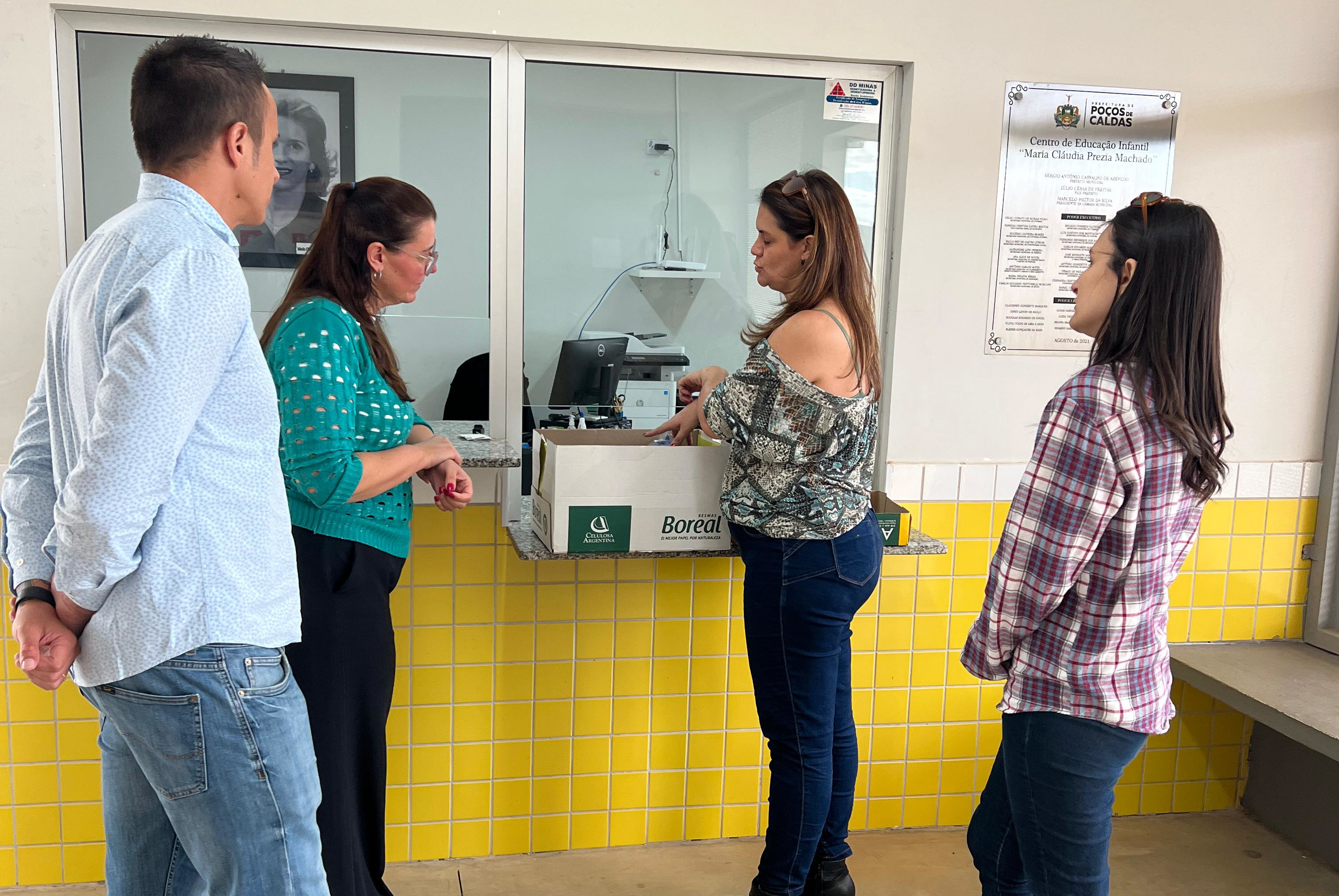 Escola do Legislativo faz entrega das meias arrecadadas na campanha Pezinhos Aquecidos
