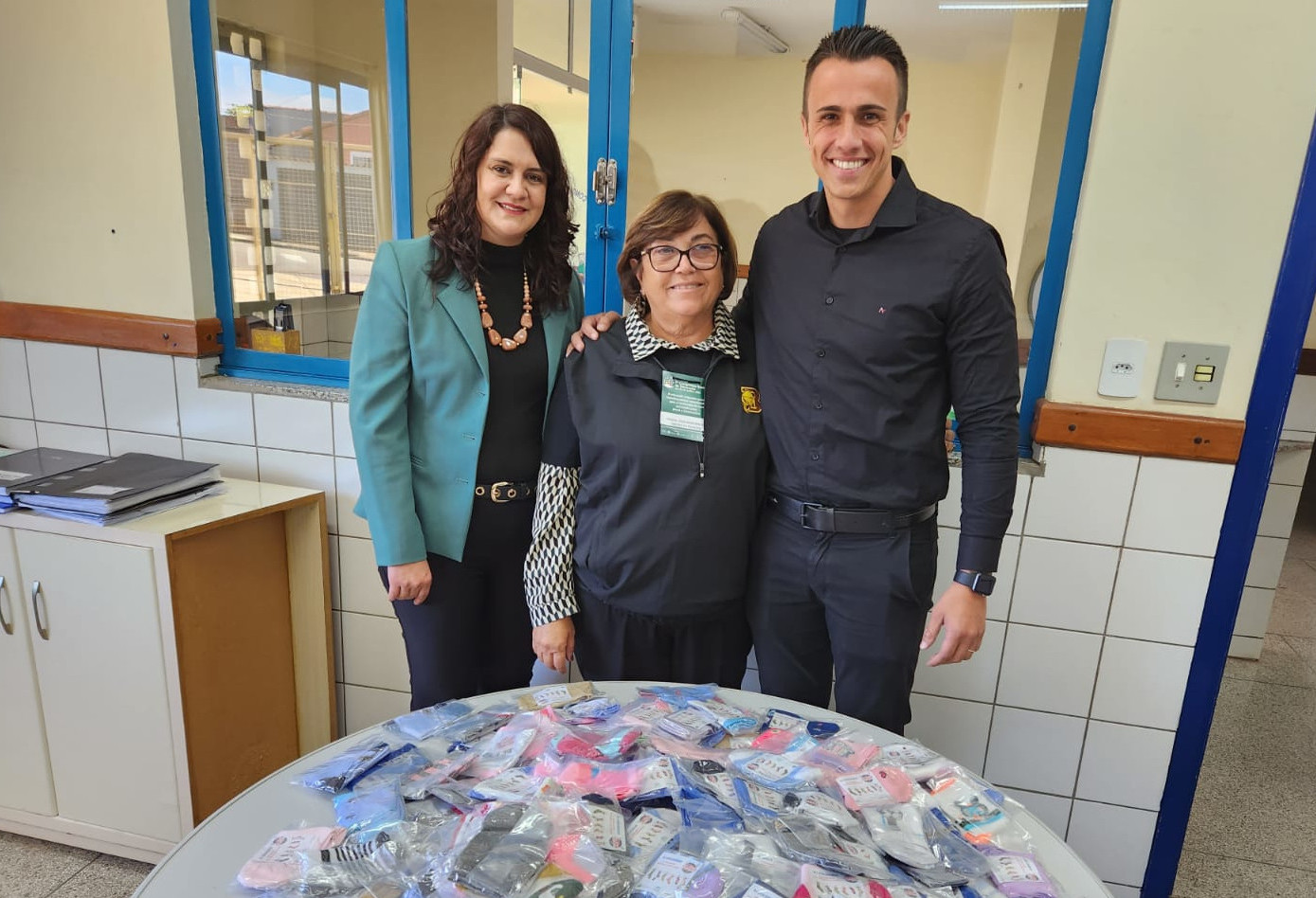 Escola do Legislativo faz entrega de meias arrecadadas na campanha Pezinhos Aquecidos