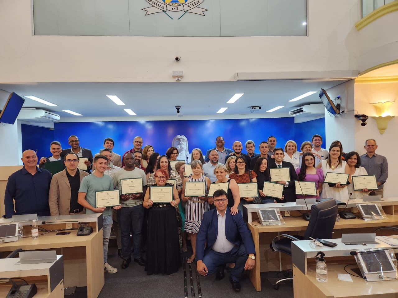 Escola Estadual Dr. Edmundo Gouvêa Cardillo recebe homenagem da Câmara