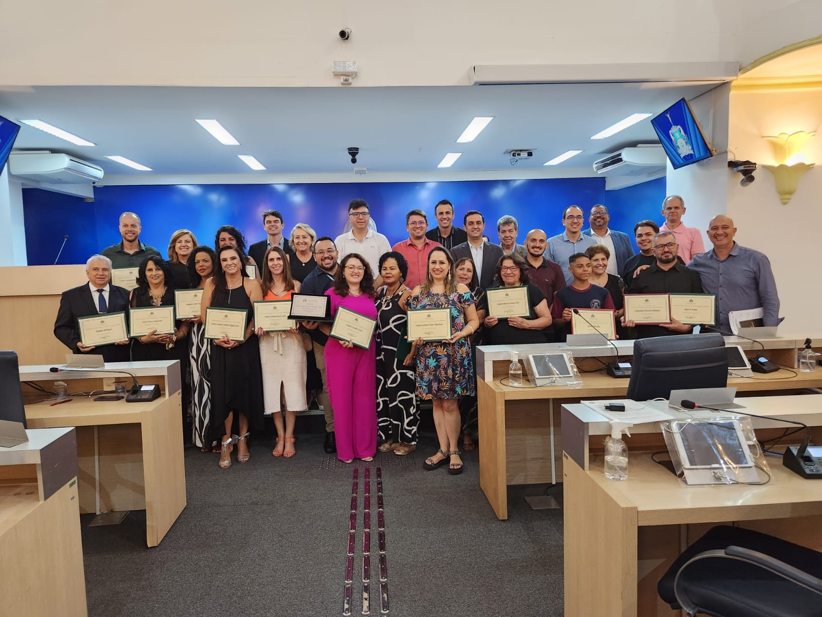 Escola Municipal Wilson Hedy Molinari recebe homenagem da Câmara
