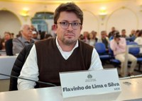 Flavinho pede intervenções no trânsito para mais segurança em frente ao CEI Arco-íris