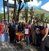 Flavinho presta homenagem à “Mamãe Noel da Limpeza” 