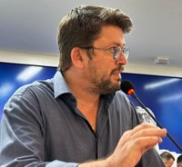 Flavinho questiona fila de espera para exames e atendimentos realizados no Alô Saúde