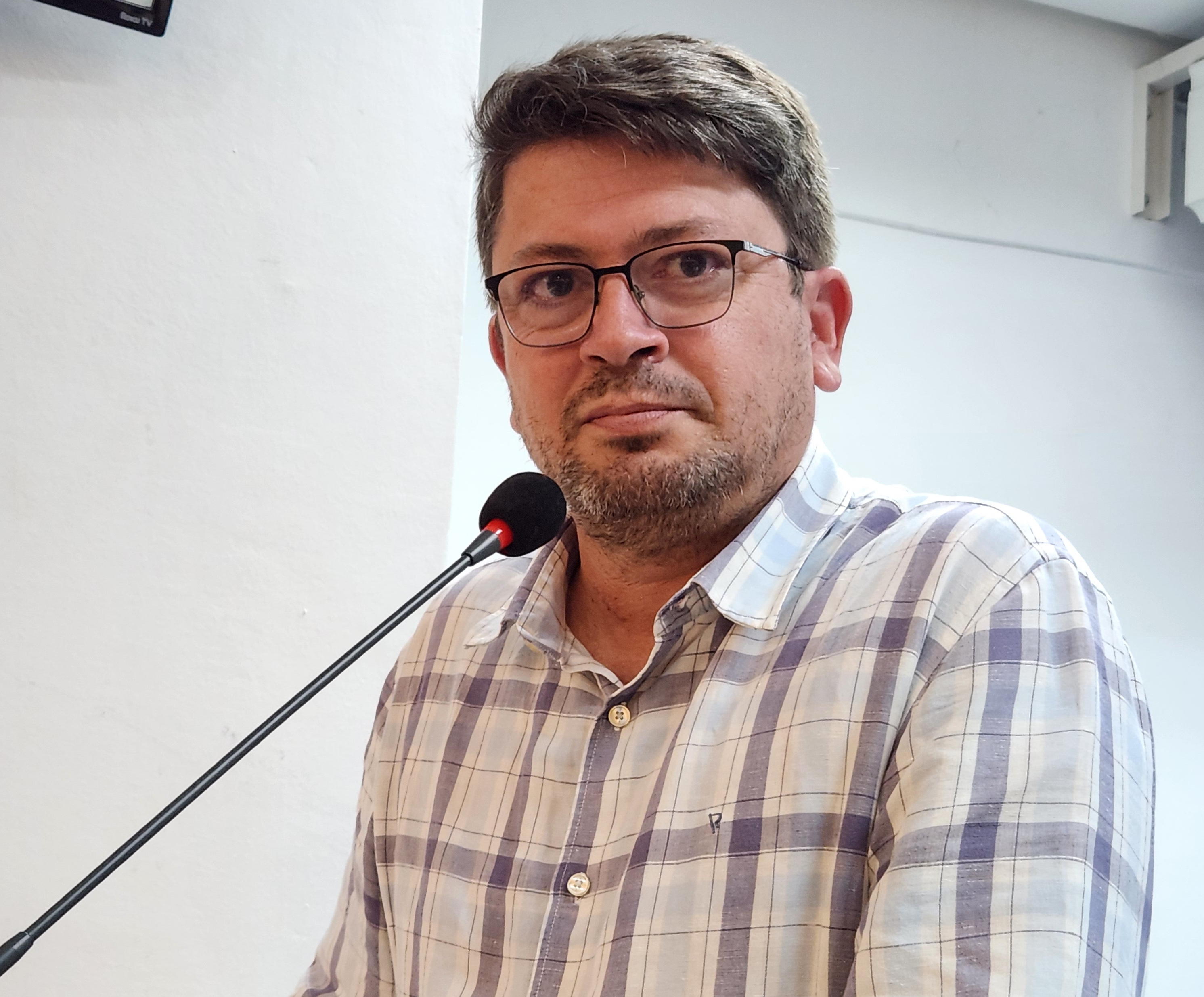 Flavinho retoma cobranças sobre a situação da Escola Lions Club e pede quadros brancos em todas as escolas