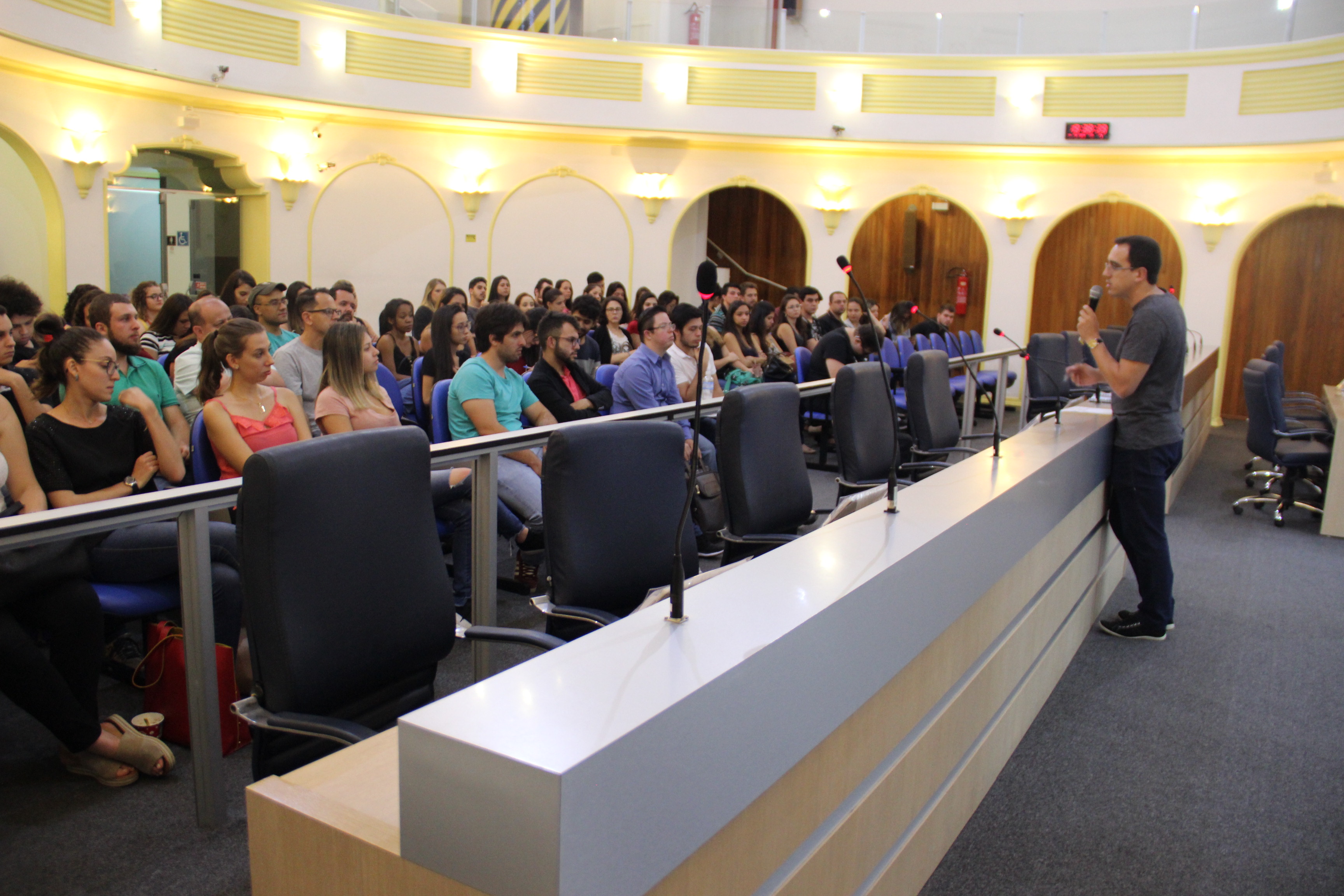 Lucas Arruda recebe alunos do curso de Direito da PUC