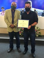 Mauro Ivan homenageia Gilberto de Melo Júnior com Diploma de Mérito Esportivo